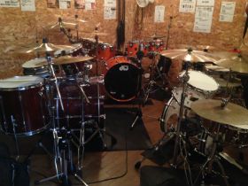 Aスタジオでドラムのセッション